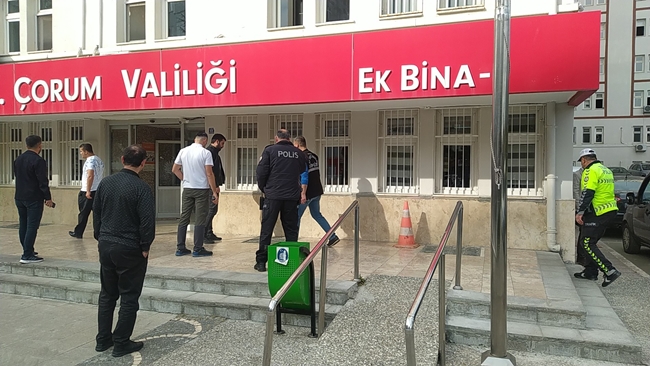 VALÄ°LÄ°K Ã–NÃœNDE SÄ°LAHLI SALDIRI!