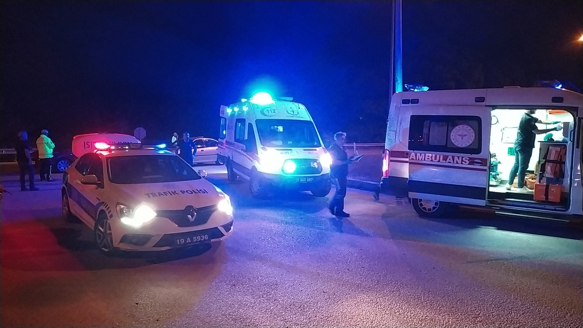 2 OTOMOBÄ°LÂ Ã‡ARPIÅžTI: 2 YARALI