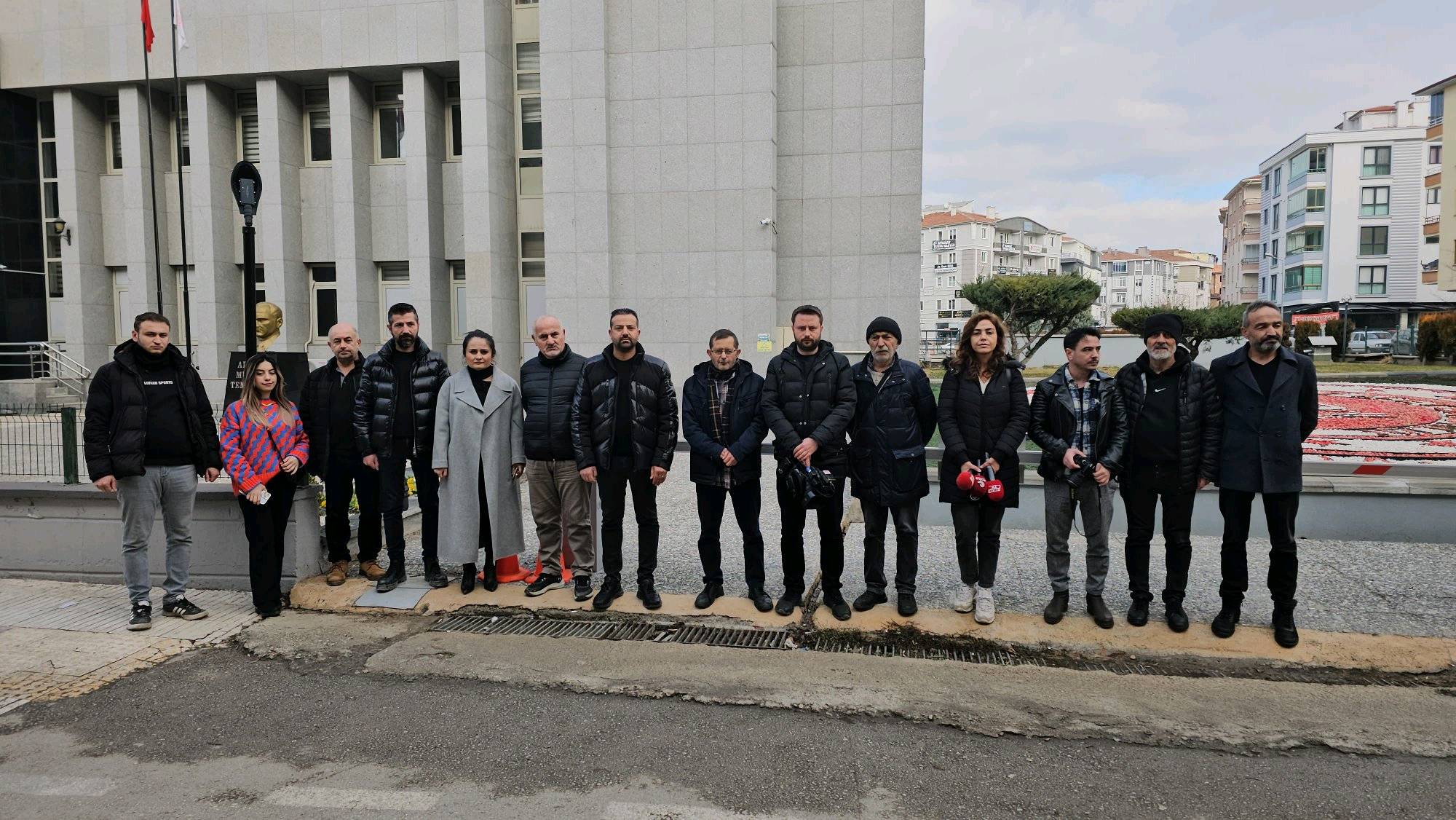 GAZETECİLERDEN ADLİYE ÖNÜNDE BASIN AÇIKLAMALI EYLEM!