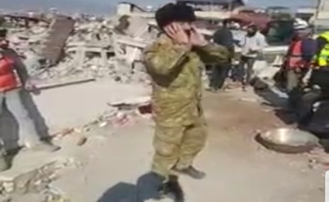 TARÄ°HÄ° CAMÄ° ENKAZINDA EZAN OKUDU