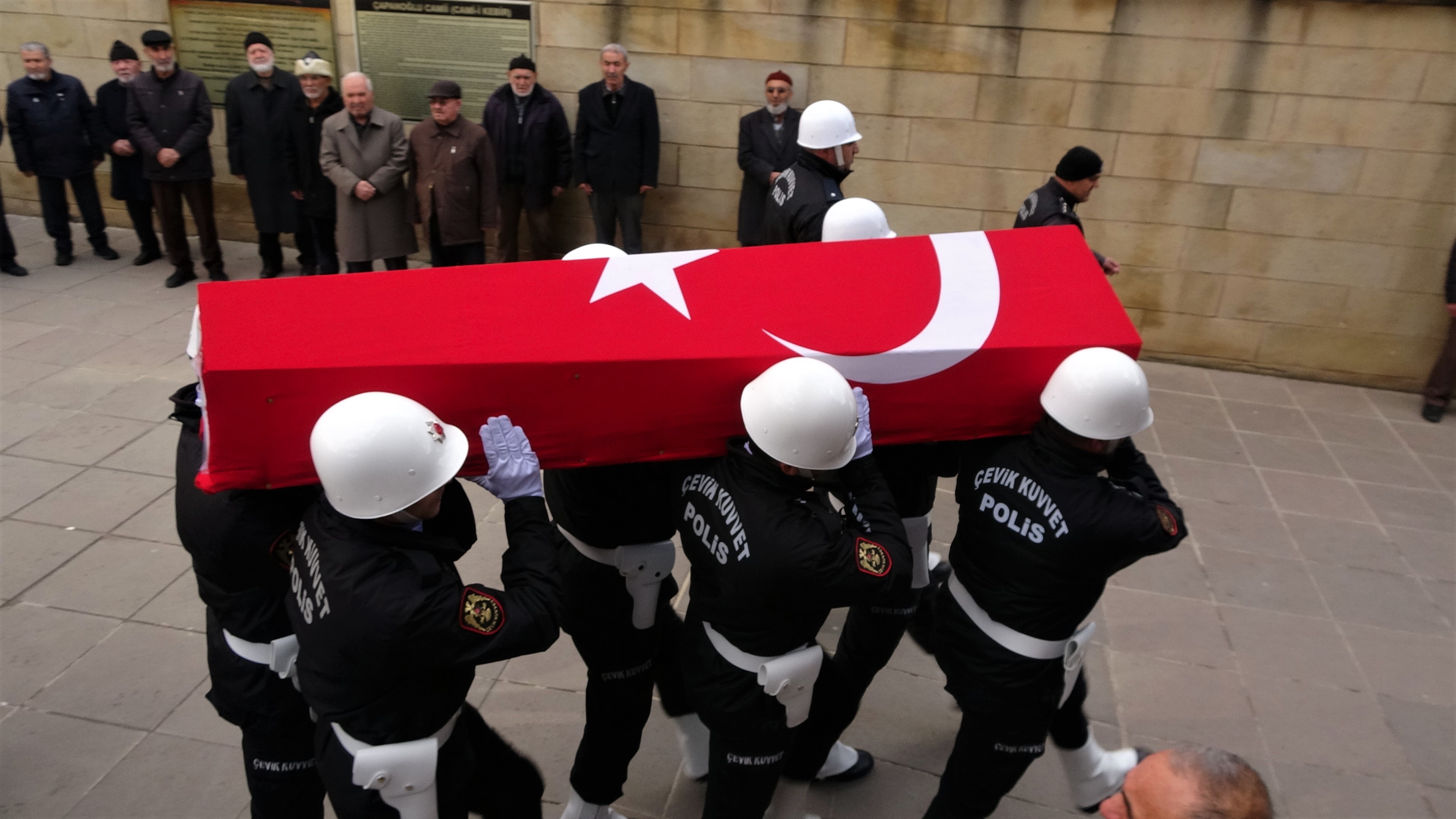 KAZA KURBANI POLÄ°S MEMURU  GÃ–ZYAÅžLARIYLA UÄžURLANDI