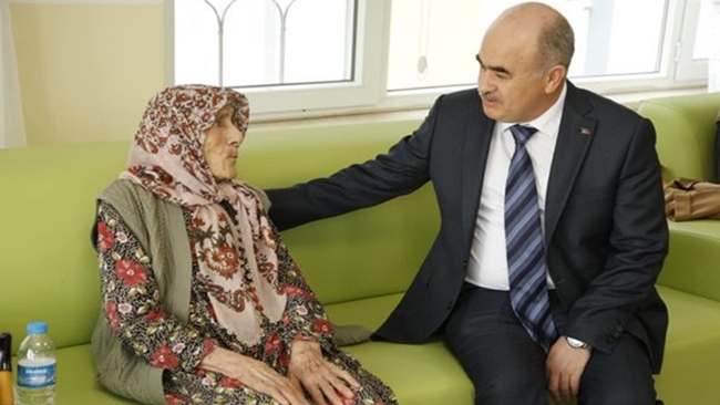 VALÄ° DAÄžLI, NAZENDE TEYZEYÄ°  HUZUREVÄ°NDE ZÄ°YARET ETTÄ° 