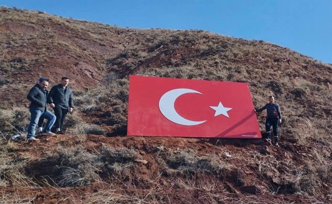 KÃ–YÃœN TEPESÄ°NE TÃœRK BAYRAÄžI!
