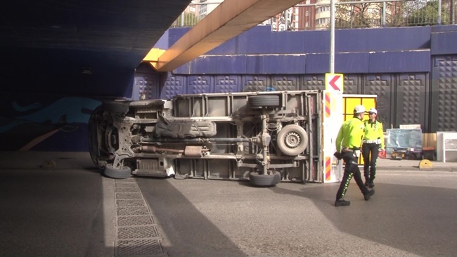 Ã‡ORUMLU NAKLÄ°YECÄ° ÃœST GEÃ‡Ä°TE Ã‡ARPTI