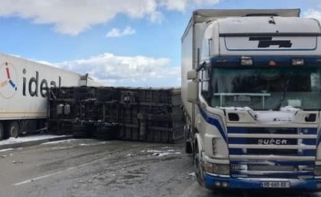 ZÄ°NCÄ°RLEME KAZADA 6  ARAÃ‡ BÄ°RBÄ°RÄ°NE GÄ°RDÄ°