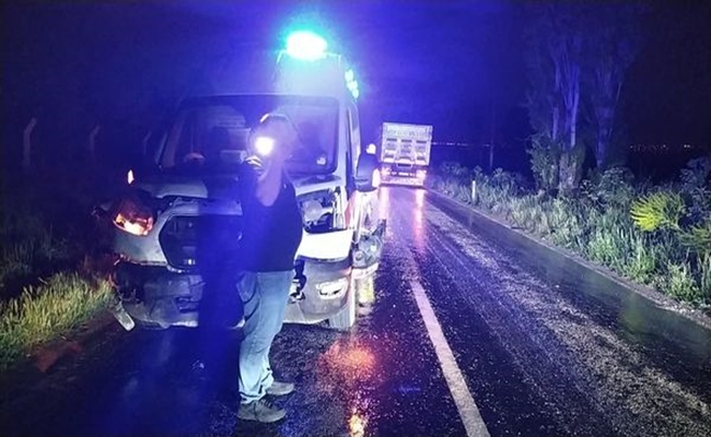 AMBULANS KAZA YAPTI,  ÃœÃ‡ SAÄžLIKÃ‡I YARALANDI