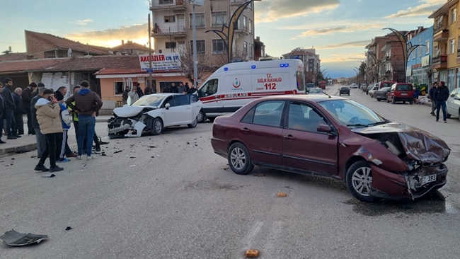 CADDE ÃœZERÄ°NDE Ä°KÄ° ARAÃ‡ Ã‡ARPIÅžTI