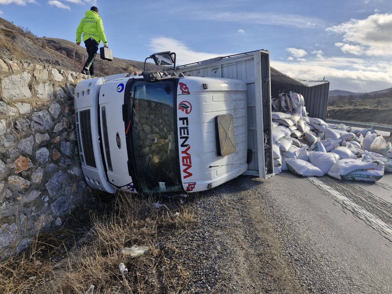 YEM YÃœKLÃœ TIR DEVRÄ°LDÄ°