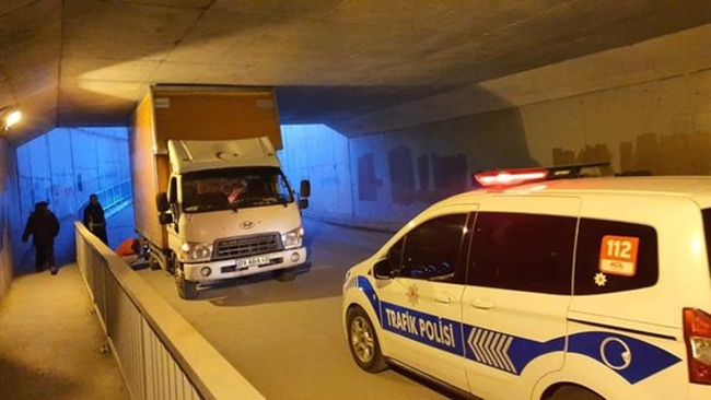 KAMYONET ALT GEÃ‡Ä°DE SIKIÅžTI