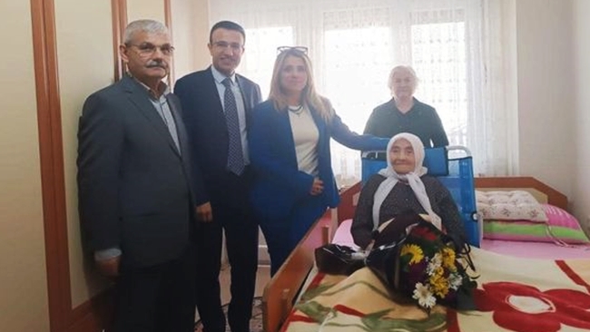 106 YAÅžINDAKÄ° ZEHRA NÄ°NENÄ°N  KADINLAR GÃœNÃœNÃœ KUTLADI