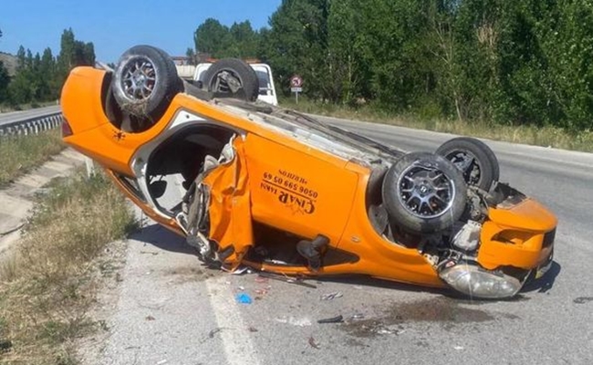 TAKSÄ° TAKLA ATTI, 4 KÄ°ÅžÄ° YARALANDI