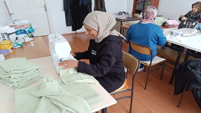 GAZZE'DEKÄ° Ã‡OCUKLARA GÄ°YSÄ° VE BATTANÄ°YE DÄ°KÄ°YORLAR