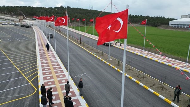 ÅžEHÄ°TLÄ°K CADDESÄ° BAYRAKLARLA DONATILDI