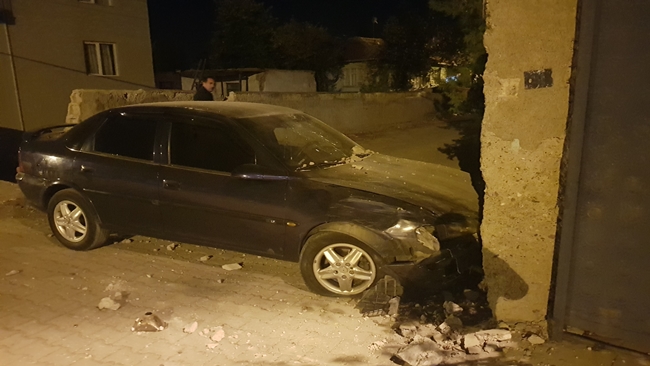 EVÄ°N DUVARINA Ã‡ARPARAK DURDU