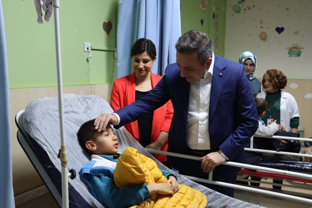 OKUL SERVÄ°SÄ° DEVRÄ°LDÄ°!  4 Ã–ÄžRENCÄ° YARALANDI