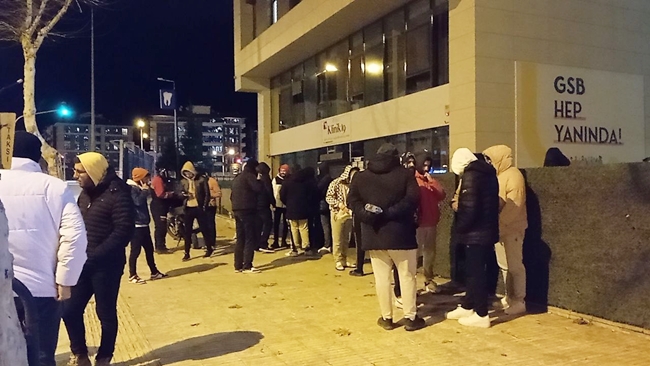 DEPREM PANÄ°K YAÅžATTI! VATANDAÅž SOKAÄžA Ä°NDÄ°