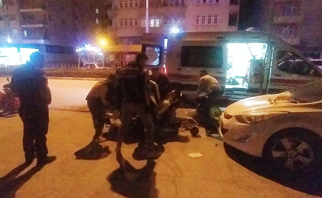 MOTOSÄ°KLETE Ã‡ARPTI, BIRAKIP KAÃ‡TI