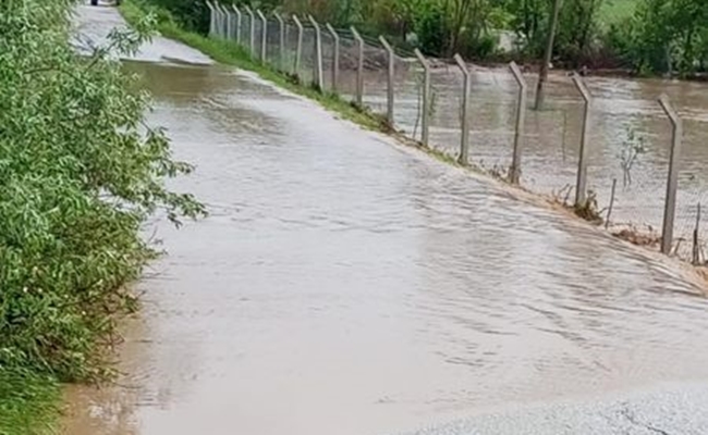 DERE VE Ã‡AYLAR TAÅžTI, TARIM  ARAZÄ°LERÄ° SU ALTINDA KALDI