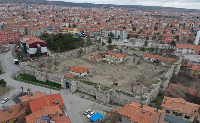 1100 YILLIK TARÄ°HÄ° KALE RESTORE EDÄ°LÄ°YOR