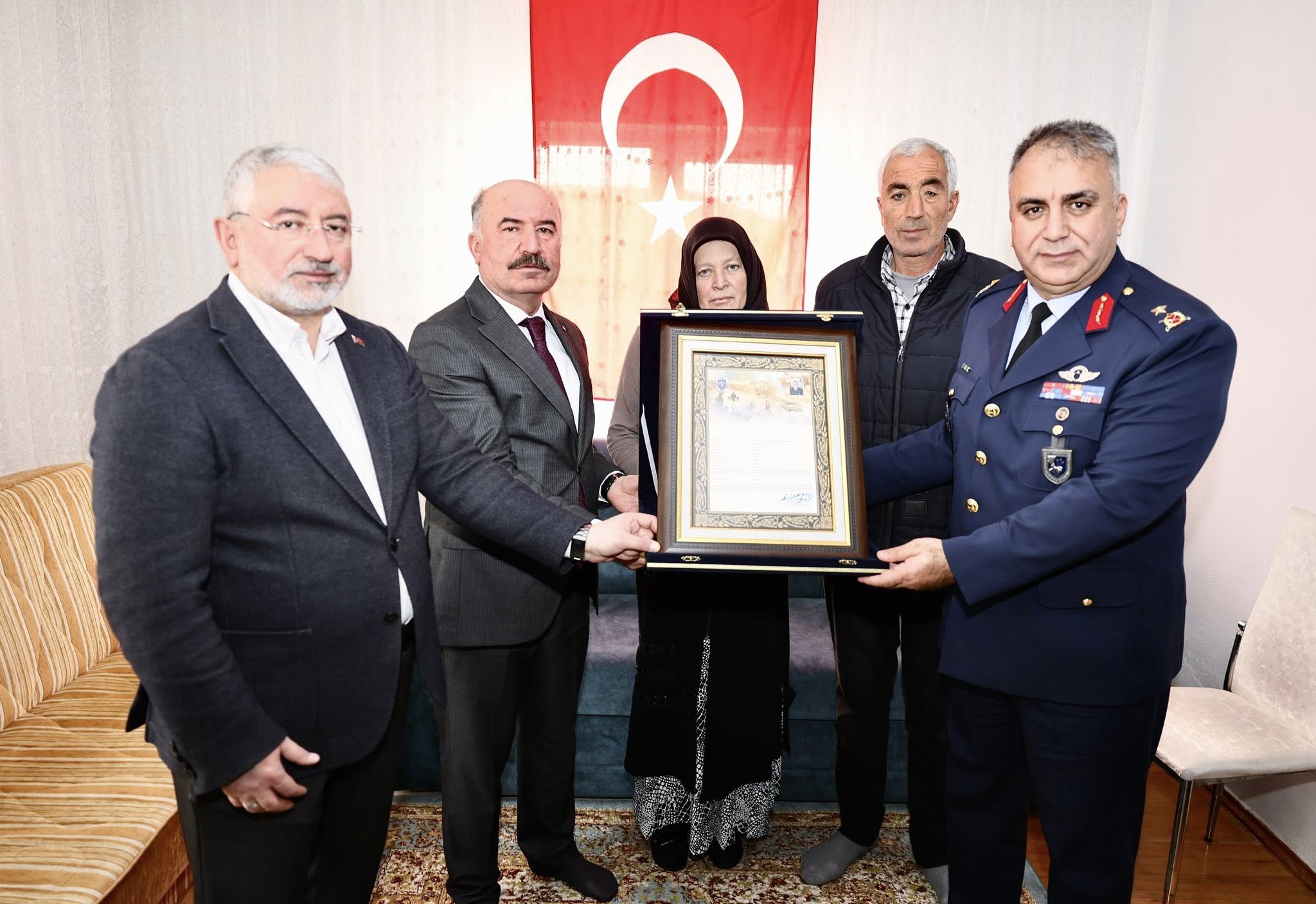 KAHRAMAN ŞEHİDİN EMANETİNE ŞAHADET BELGESİ TAKDİM EDİLDİ