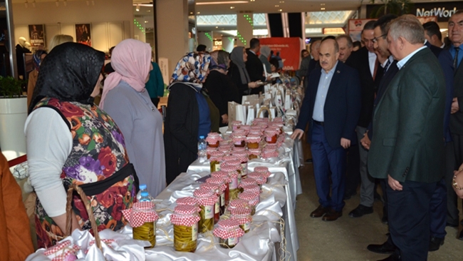 KURSÄ°YERLER EL BECERÄ°LERÄ°NÄ° SERGÄ°LEDÄ°