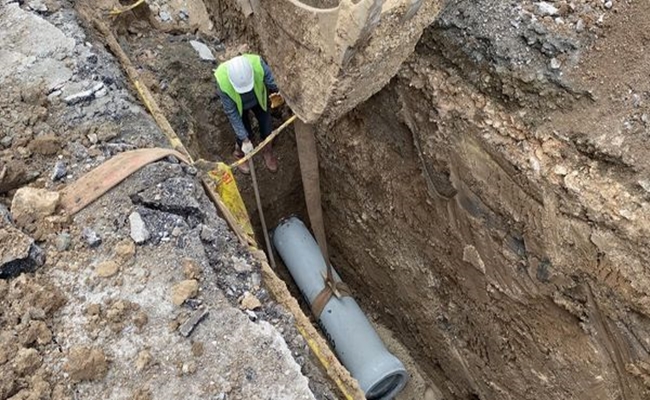 HÃœYÃœK CADDESÄ°â€™NÄ°N ATIK  SU HATTI YENÄ°LENÄ°YOR