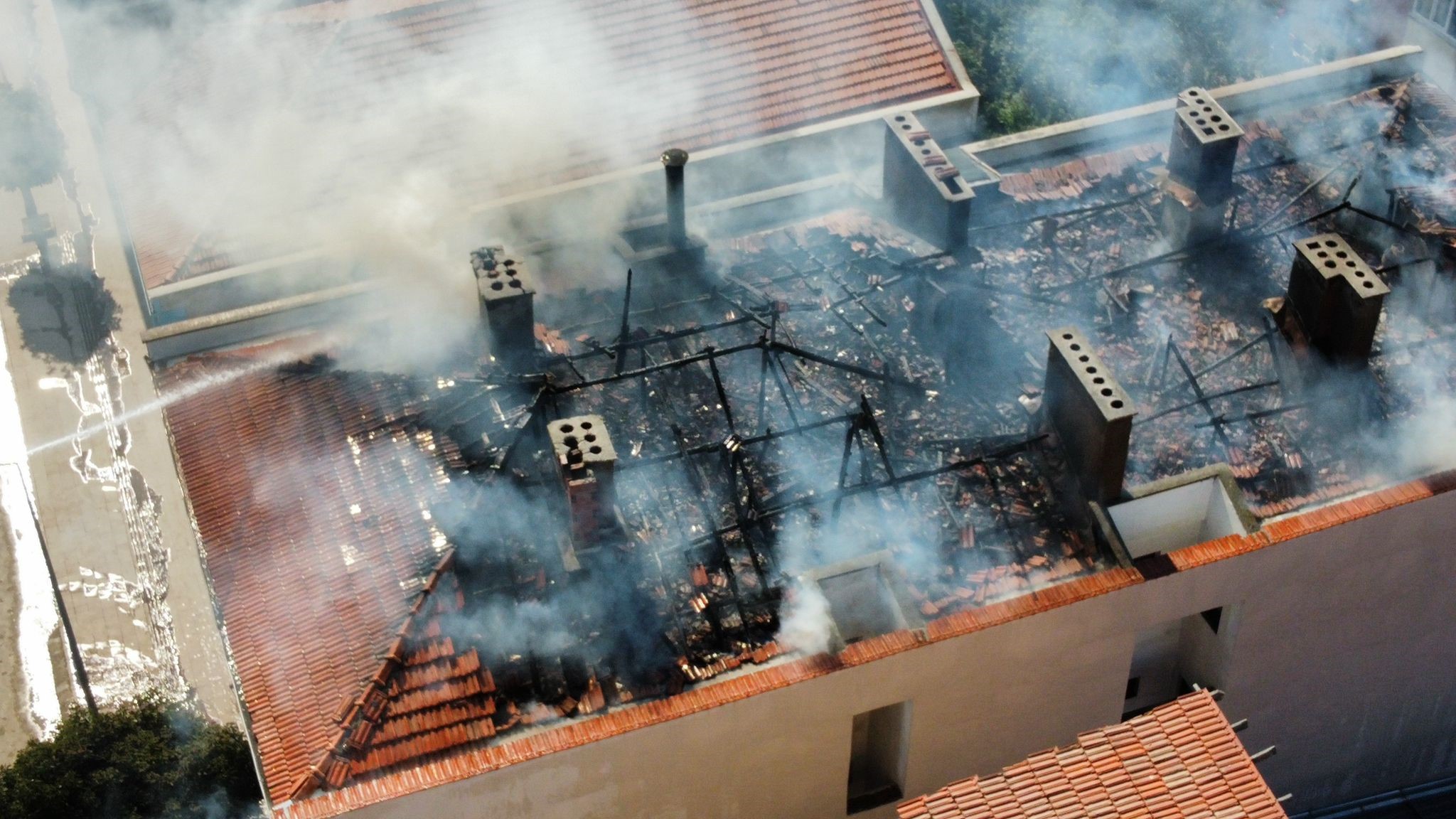 APARTMAN Ã‡ATISI YANDI, 1  KÄ°ÅžÄ° DUMANDAN ETKÄ°LENDÄ°