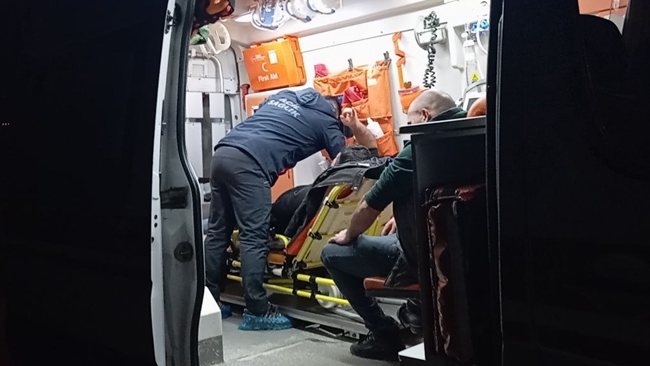 OTOMOBÄ°L ÅžARAMPOLE  DEVRÄ°LDÄ°, 3 YARALI VAR