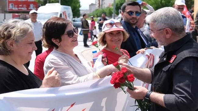 AÅžGIN, EMEKÃ‡Ä°LERLE 1 MAYIS'I KUTLADI