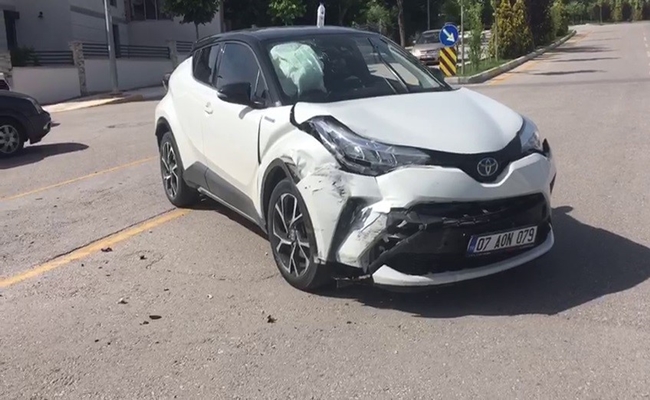 Ä°KÄ° ARAÃ‡ Ã‡ARPIÅžTI, KADIN SÃœRÃœCÃœ YARALANDI