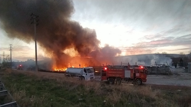 KATI ATIK MERKEZÄ°NDEKÄ° YANGIN GÃœÃ‡LÃœKLE KONTROL ALTINA ALINDI