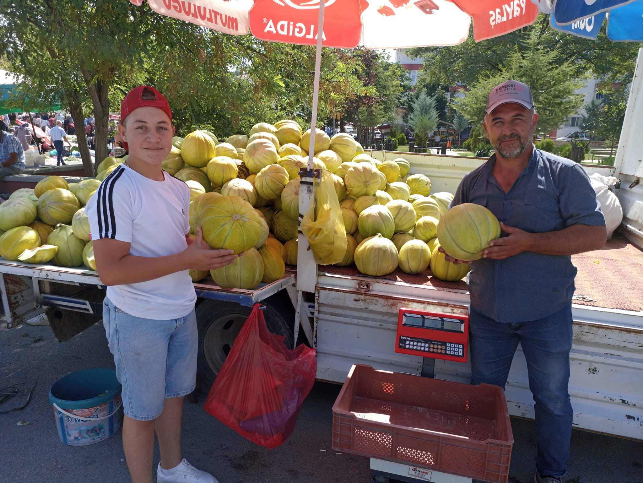 MEÅžHUR '10 DÄ°LÄ°M' KAVUN PAZARA GELDÄ°