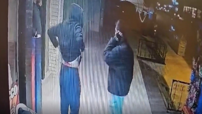 CADDEDE YÃœRÃœRKEN TANIMADIÄžI  KÄ°ÅžÄ° TARAFINDAN BIÃ‡AKLANDI