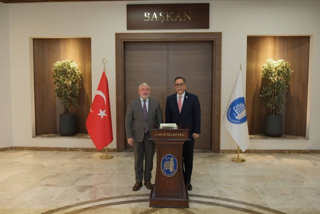 FİLİPİNLER bÜYÜKELÇİSİ ASCALON'DAN BAŞKAN AŞGIN'A ZİYARET