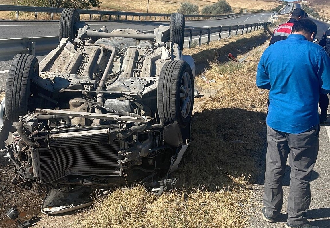 OTOMOBÄ°L TAKLA ATTI, 2'SÄ° BEBEK 4 KÄ°ÅžÄ° YARALANDI