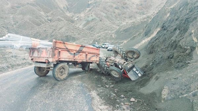 TRAKTÃ–R DEVRÄ°LDÄ°, SÃœRÃœCÃœSÃœ ALTINDA KALDI