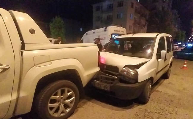 KONTROLDEN Ã‡IKAN ARAÃ‡ PARK  HALÄ°NDEKÄ° KAMYONETE Ã‡ARPTTI