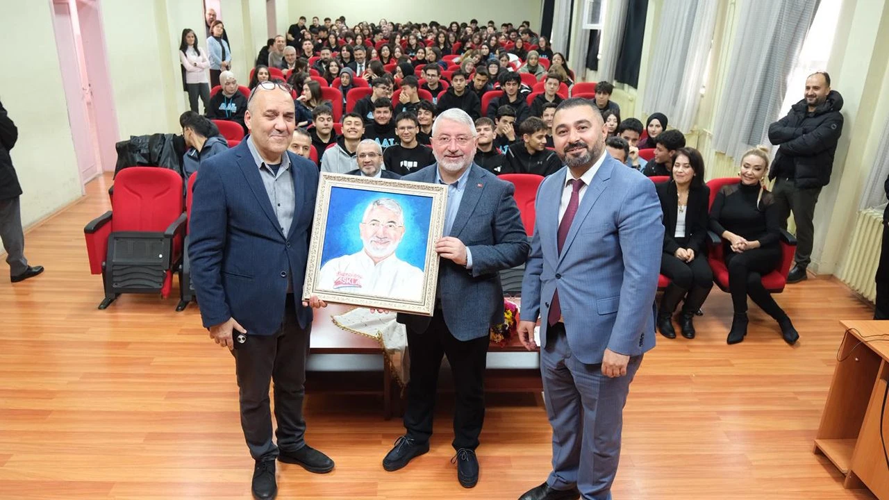 BAŞKAN AŞGIN, ÖĞRENCİLERLE KARİYER YOLCULUĞUNU PAYLAŞTI