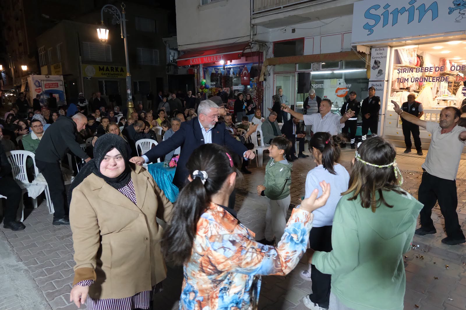 UĞUR MUMCU CADDESİ’NDE TÜRKÜ DOLU MAHALLE ŞENLİĞİ