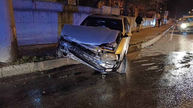 KADIN SÃœRÃœCÃœ DÄ°REÄžE Ã‡ARPTI