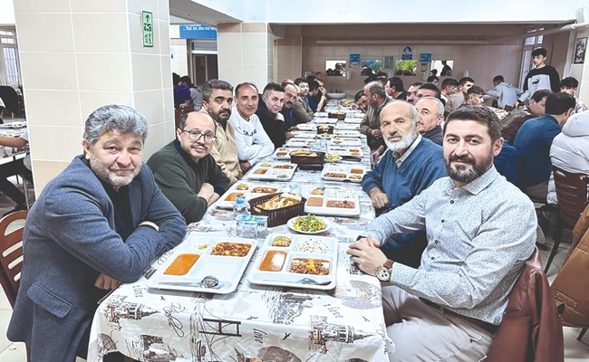 MEZUN Ã–ÄžRENCÄ°LER YILLAR  SONRA Ä°FTARDA BULUÅžTU