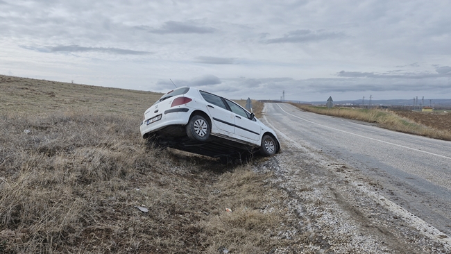 OTOMOBÄ°L TAKLA ATTI, 3 KÄ°ÅžÄ° YARALANDI