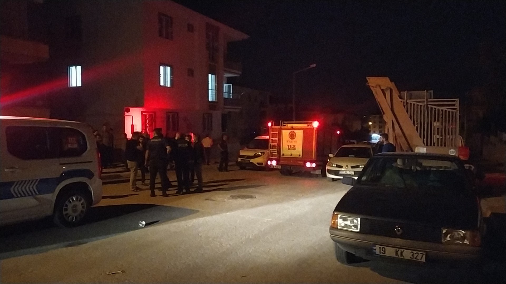 EVDEKÄ° EÅžYALARI YAKIP, POLÄ°SE DÄ°RENDÄ°