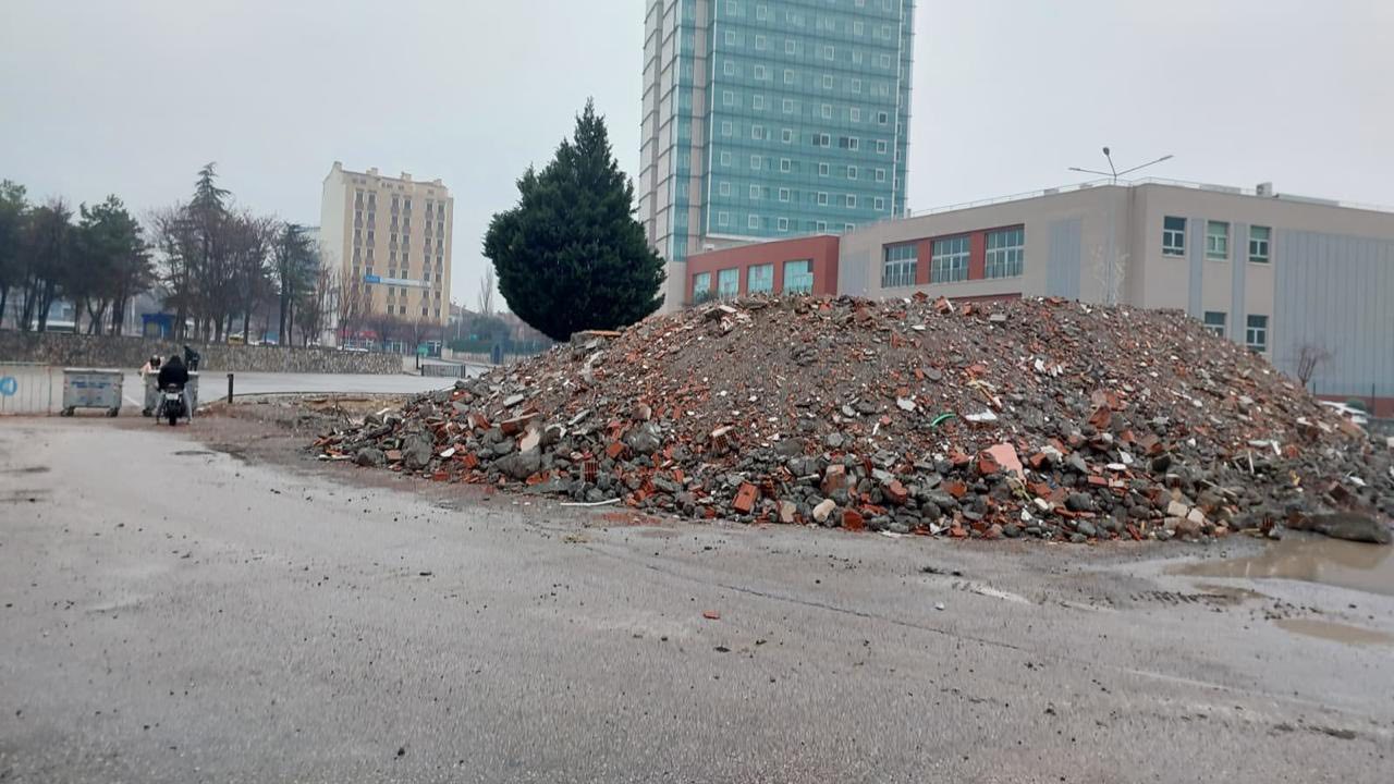 AHL AVM ÇEVRESİNDE PROJE KRİZİ: OTOPARK MI, SAĞLIK MERKEZİ Mİ?