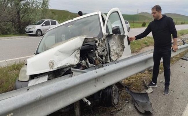 KONTROLDEN Ã‡IKAN ARAÃ‡ BARÄ°YERLERE Ã‡ARPTI