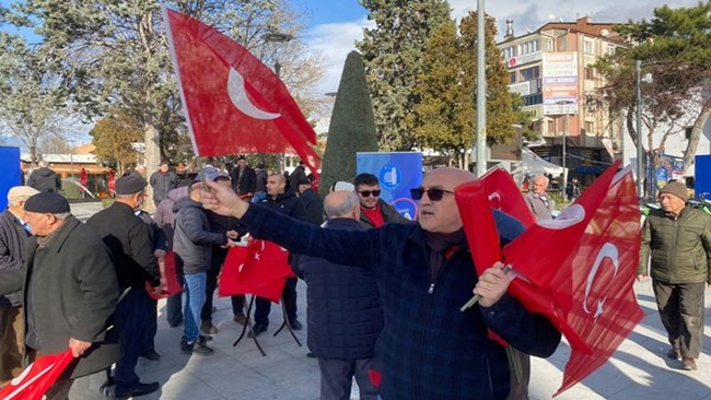 BELEDÄ°YE BAYRAK HEDÄ°YE ETTÄ°