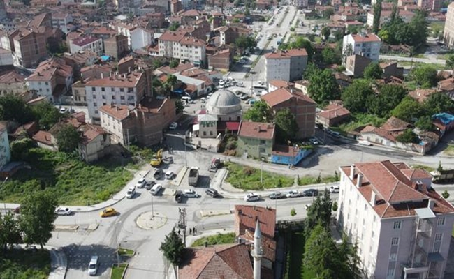 BELEDÄ°YE, YOL ORTASINDAKÄ°  YAPININ YIKIMINA BAÅžLADI