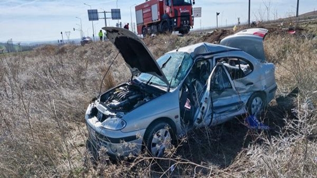 TÄ°CARÄ° ARAÃ‡LA Ã‡ARPIÅžAN  OTOMOBÄ°L TARLAYA UÃ‡TU