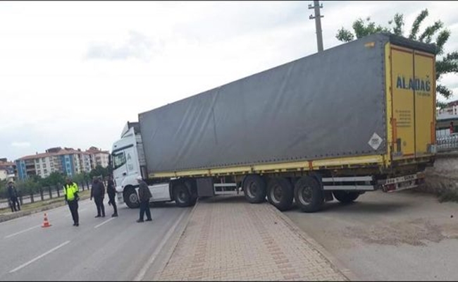 YANLIÅž YOLA GÄ°REN TIR TRAFÄ°ÄžÄ° KÄ°LÄ°TLEDÄ°