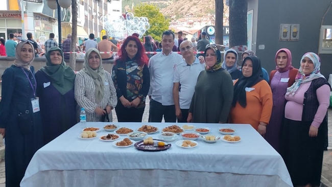 HÃœNERLERÄ°NÄ° YÃ–RESEL YEMEKLERLE SERGÄ°LEDÄ°LER